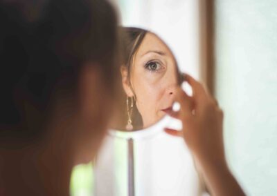 Mariée se regardant dans un miroir, Mariage Besançon